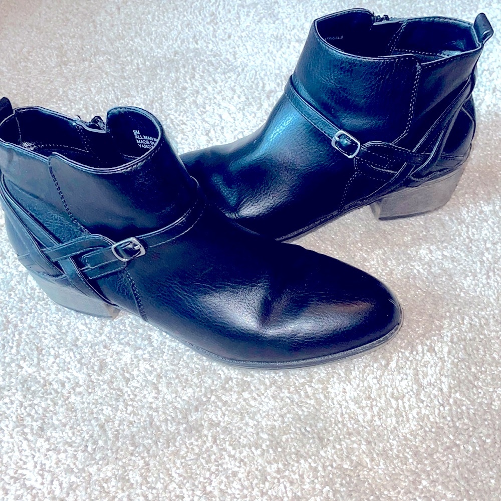 White mt black ankle boots round toes boots pebble leather size 9